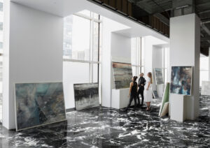 ERBW7E Art dealers examining painting in art gallery